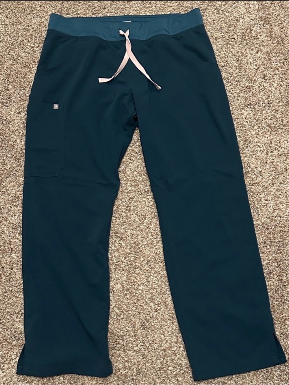 FIGS Women’s Dark Teal Kade Cargo scrub pants petite large.